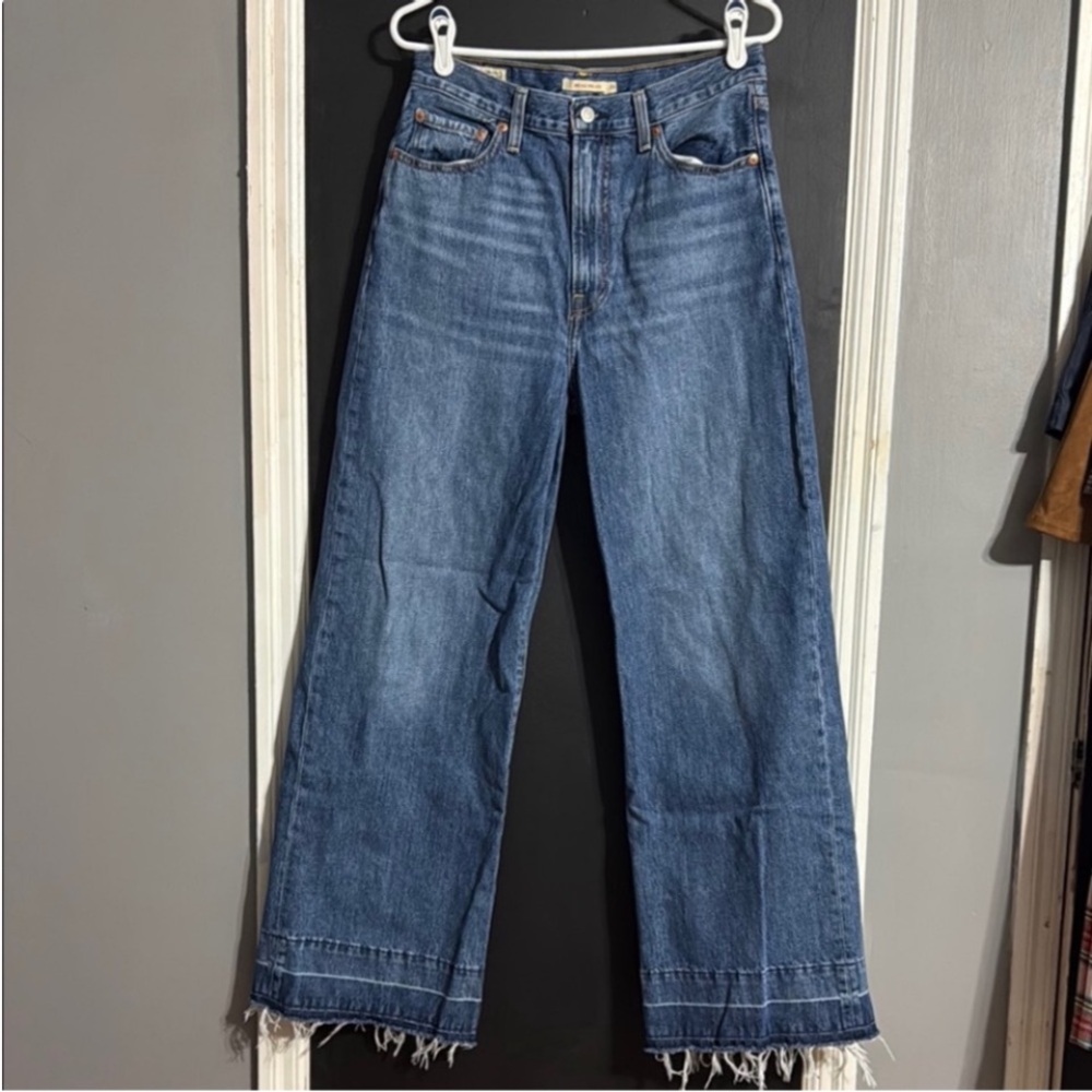 Levi’s Ribcage Wide Leg Size: 29 Inseam: 32”